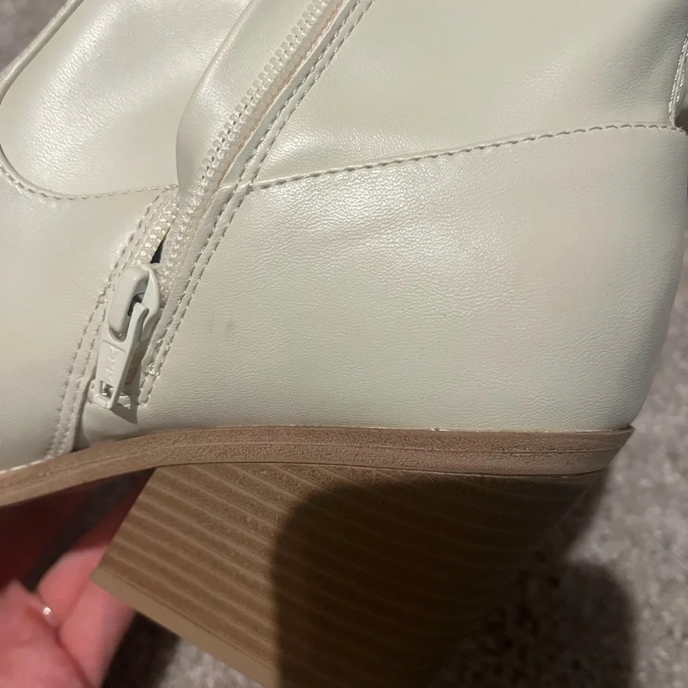 NWOT Women's Aubree Ankle Boots - Universal Thread Off-White Size 10 - Picture 3 of 7